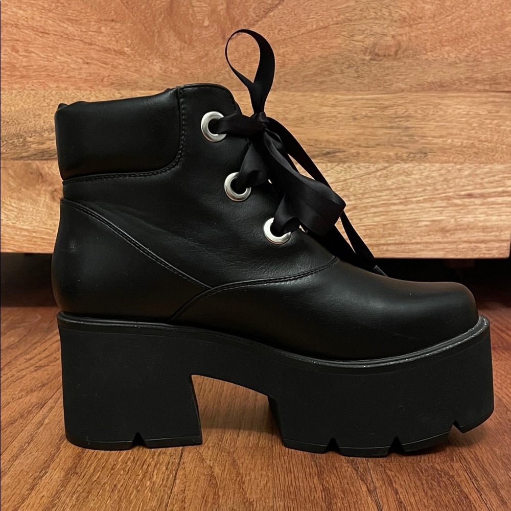 Elegant Black Lace-Up Platform Boots